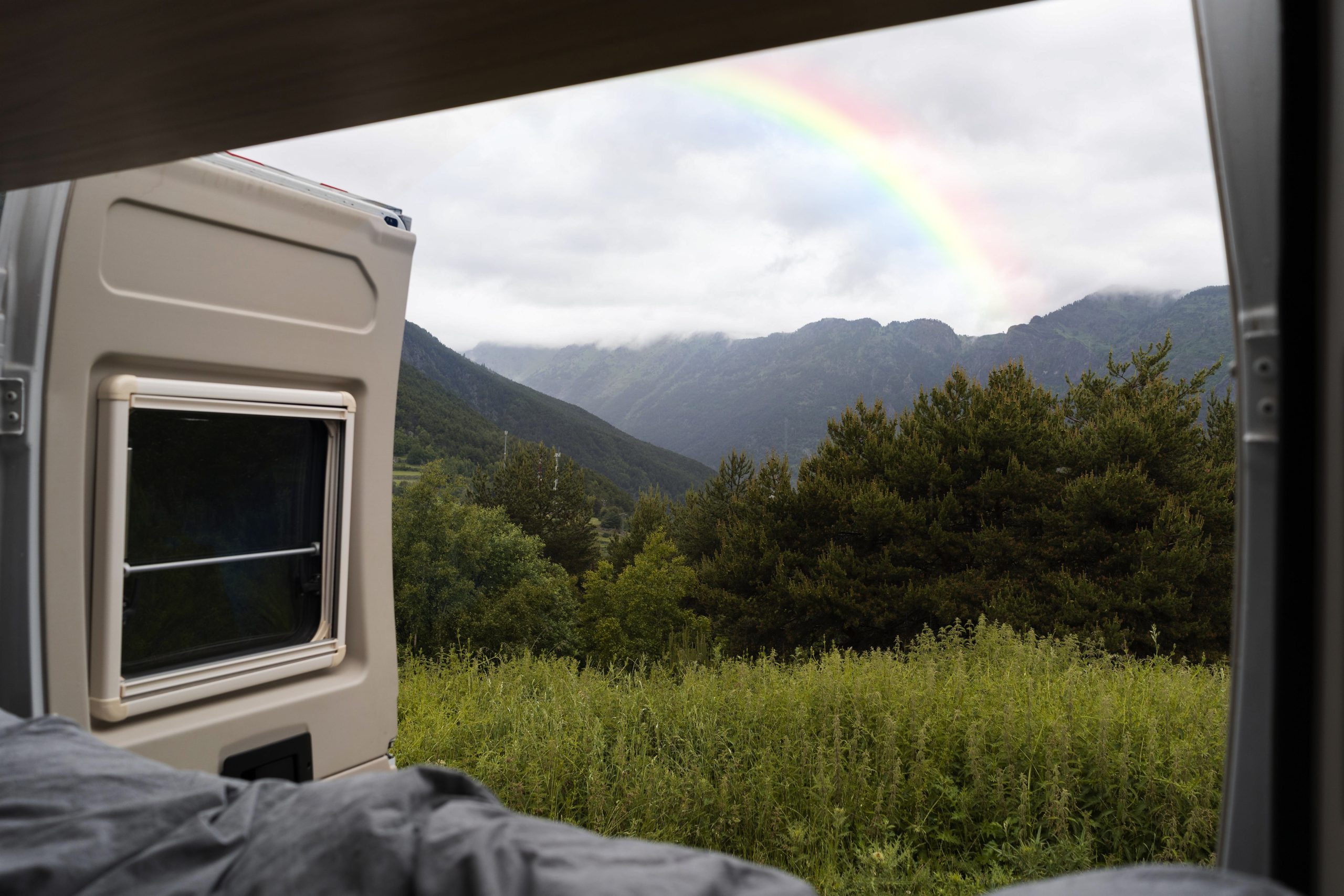 Camperización de furgonetas a medida con acabados de alta calidad