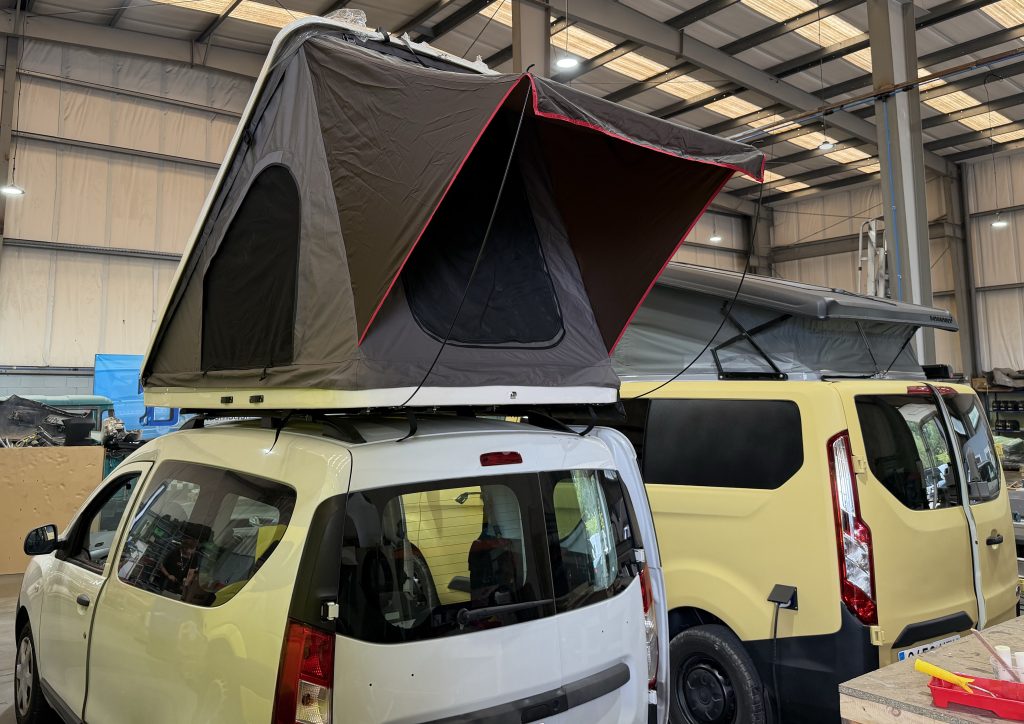 Techo elevable montado en furgoneta camperizada en el taller de Ironnomad