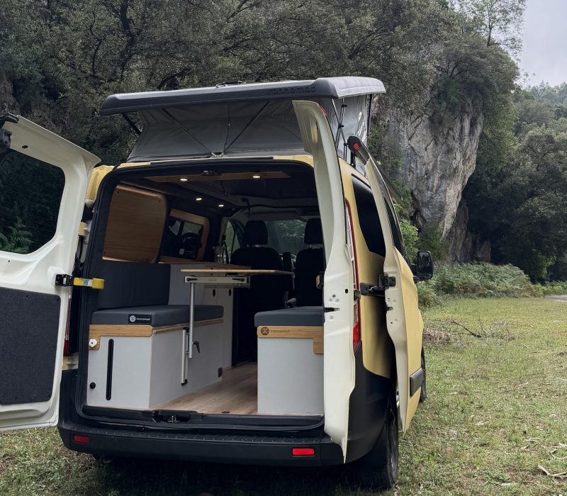 Furgoneta camperizada con techo elevable de Ironnomad en entorno natural.